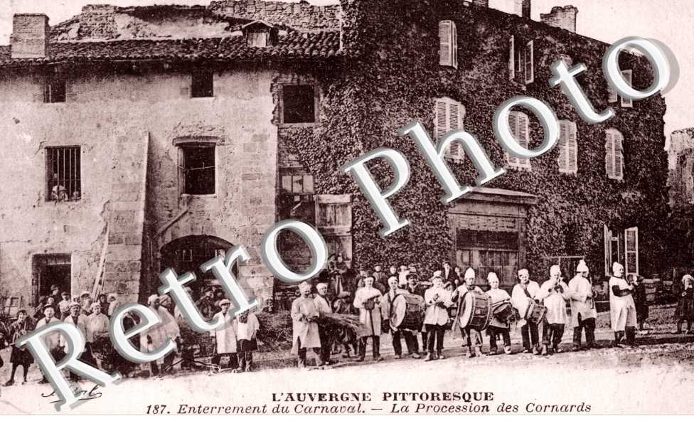 enterrement du carnaval  La procession des Cornards