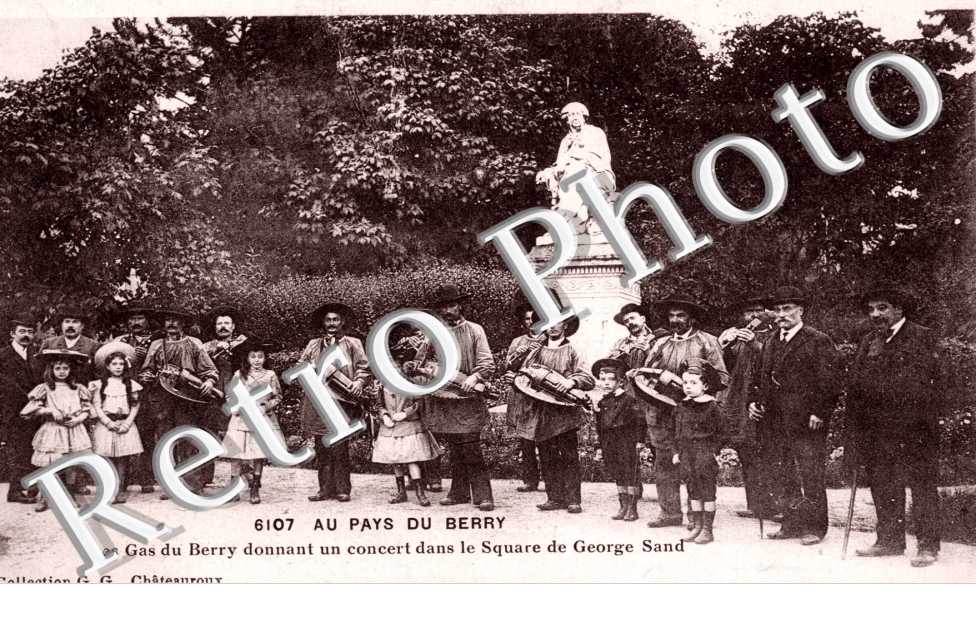 Le Gas du Berry donnat un concert dans le square de Georges Sand