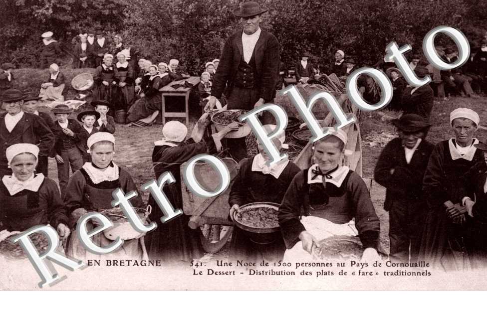 Noce, le Dessert, Distribution des plats de fare traditionnels