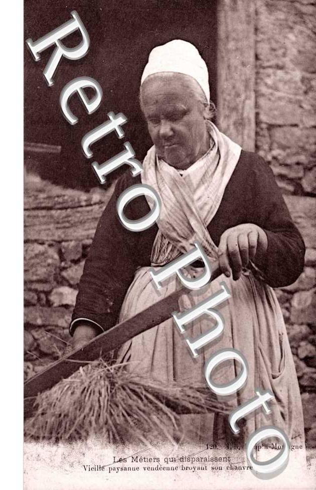 Vieille paysanne vendeenne broyant sur chanvre