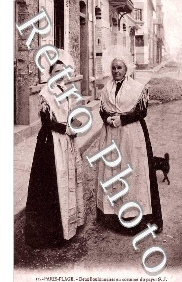 PARIS-PLAGE  Deux Boulonnaises en costumes du pays