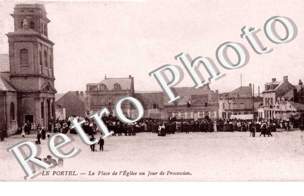 La place de l'eglise un jour de procession