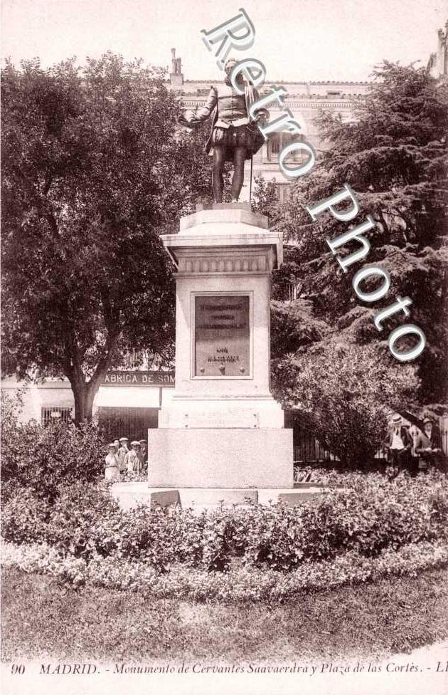Monumento de Cervantes Saaverdray Plaza de la Cortes