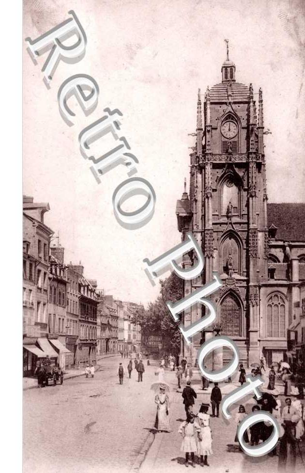 le clocher de l&#039;eglise et la rue saint jean