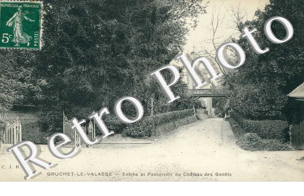 Entrée et Passerelle du Chateau des Genêts