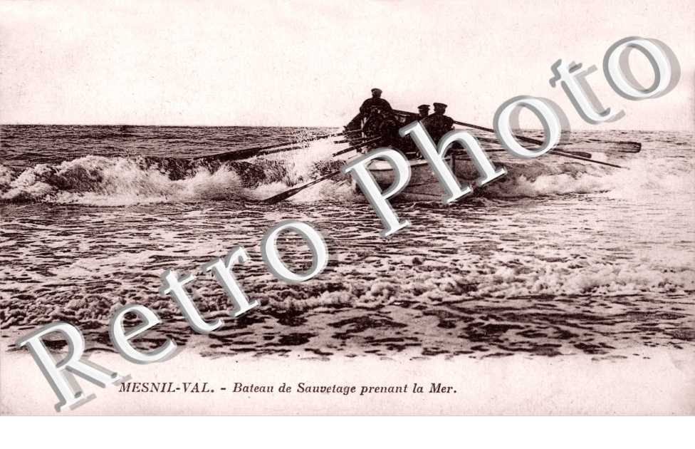 Bateau de sauvetage prenant la Mer