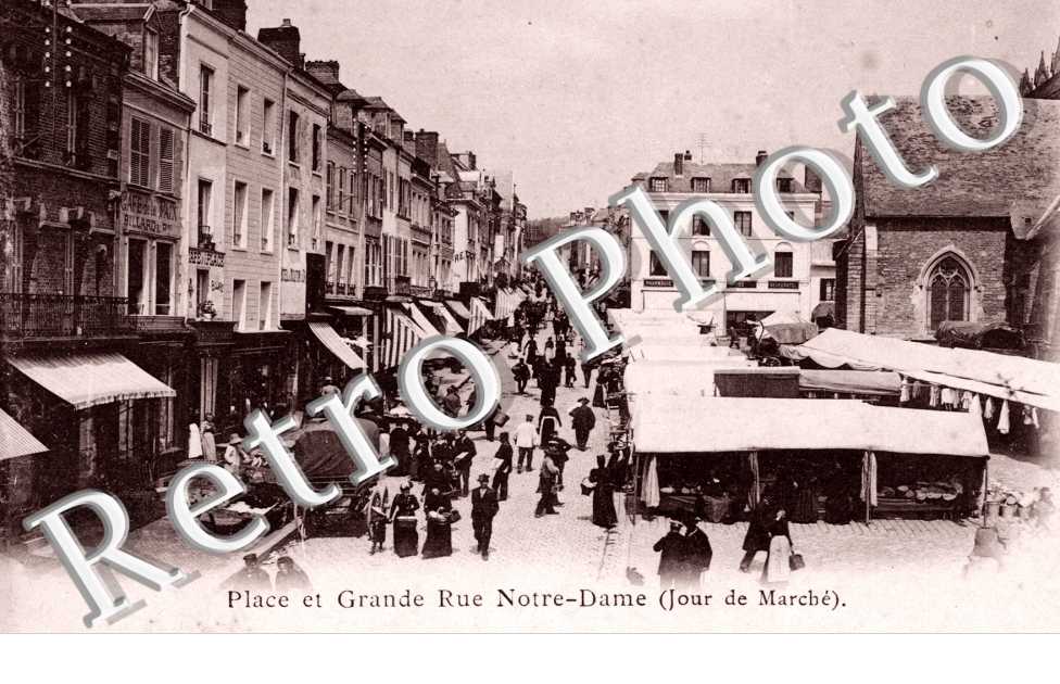 la Place et la Grande-Rue Notre-Dame le Jour du Marche