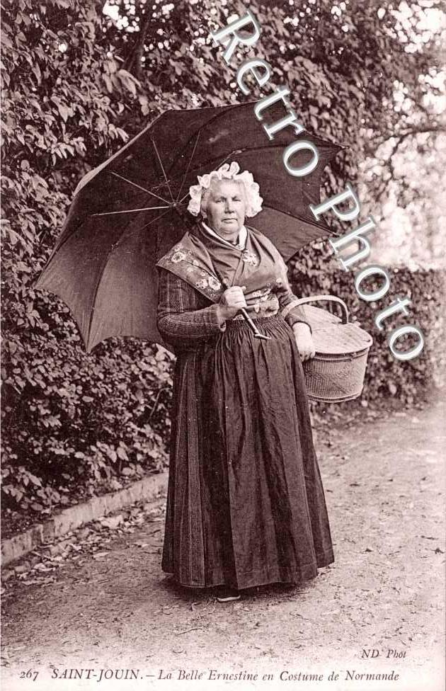 la Belle Ernestine en costume de Normande