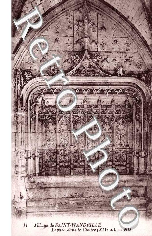 Abbaye, lavabo dans le cloître