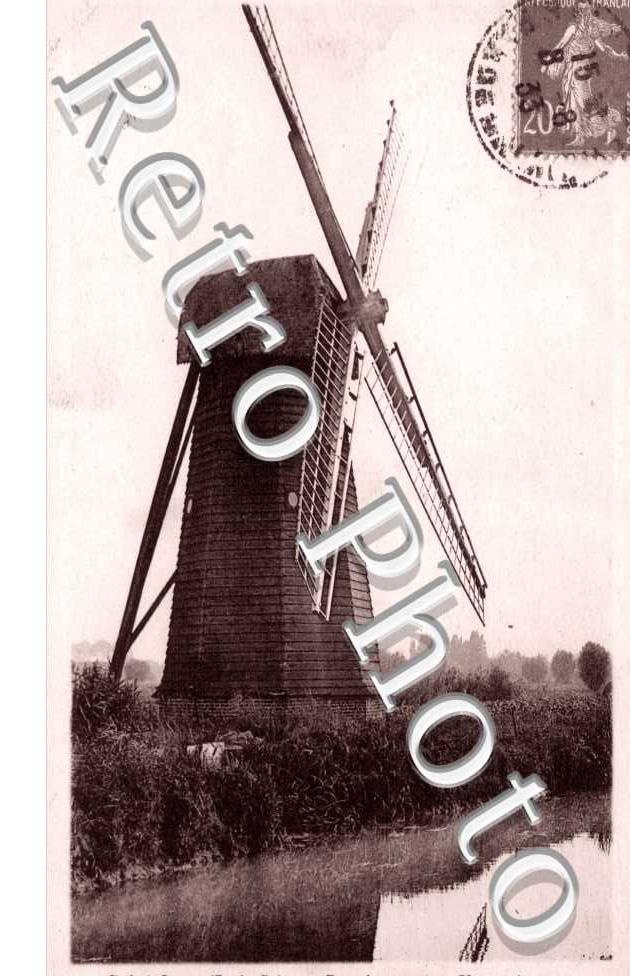 dans les marais, un moulin pompe