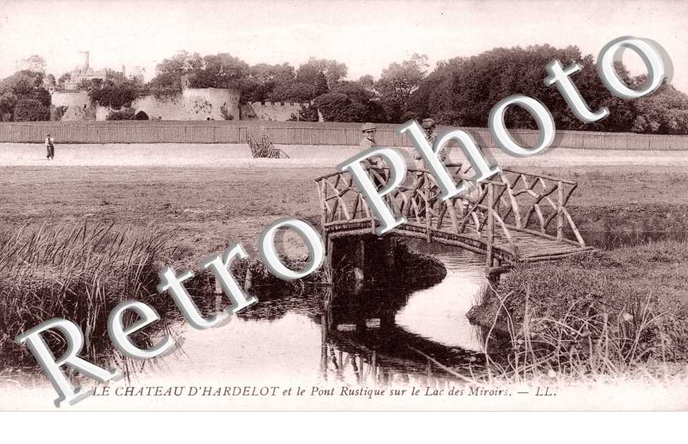 Chateau d'Hardelot et le pont rustique sur le lac des Miroirs