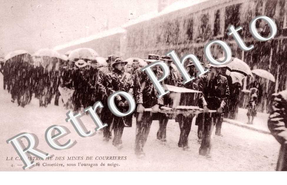 vers le cimetiere sous l&#039;ouragan de neige