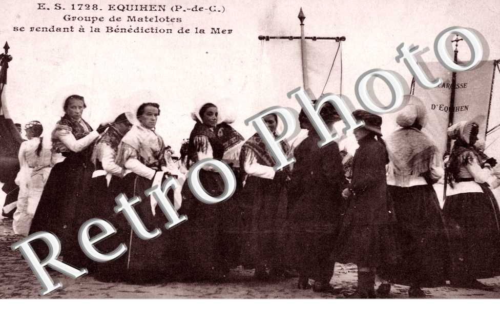 Groupe de Matelotes se rendant a la Benediction de la Mer