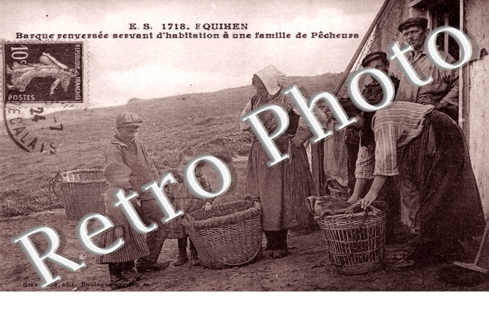 Barque Renversee servant d'habitation a une famille de pecheurs