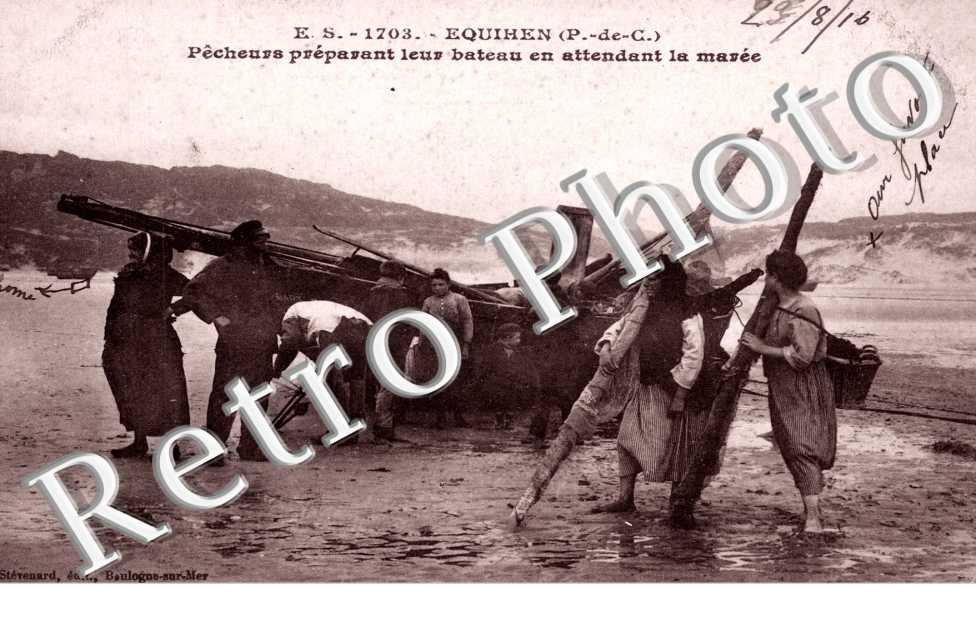 pecheurs preparant leur bateau en attendant la maree