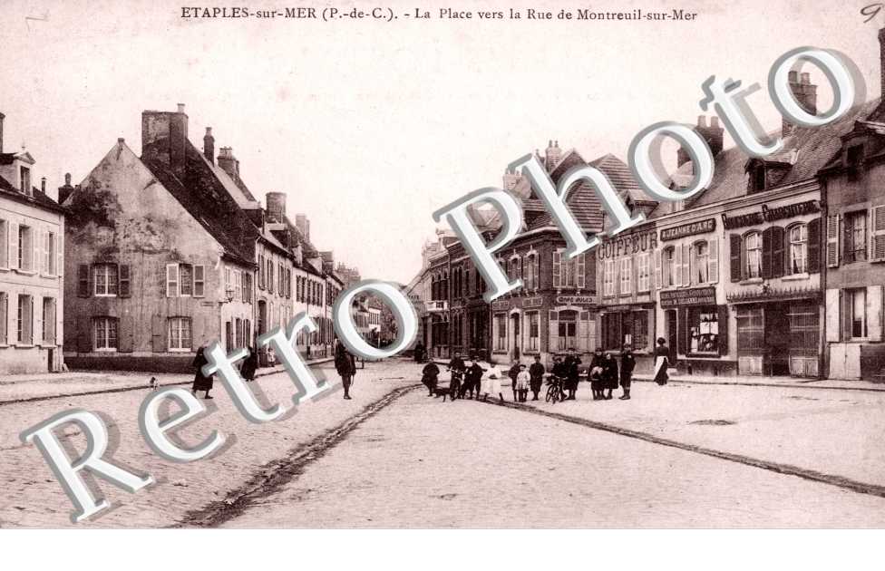 la place vers la rue de Montreuil-sur-Mer