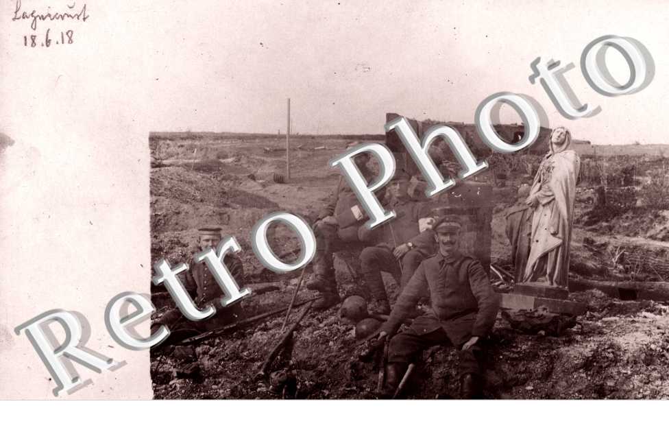 Un Groupe de Militaire dans les ruines de l&#039;Eglise