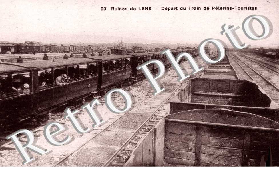 Ruines - depart du train de pelerins-Touristes