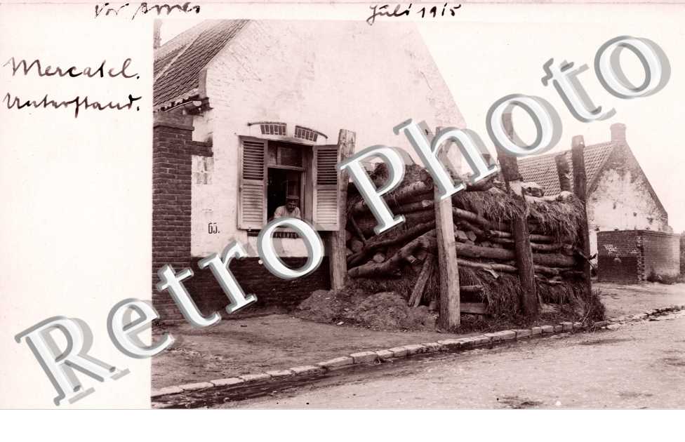 Tas de bois devant une maison