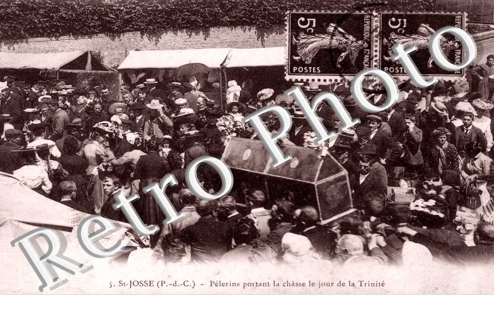 Pelerins portant la chasse le jour de la trinite