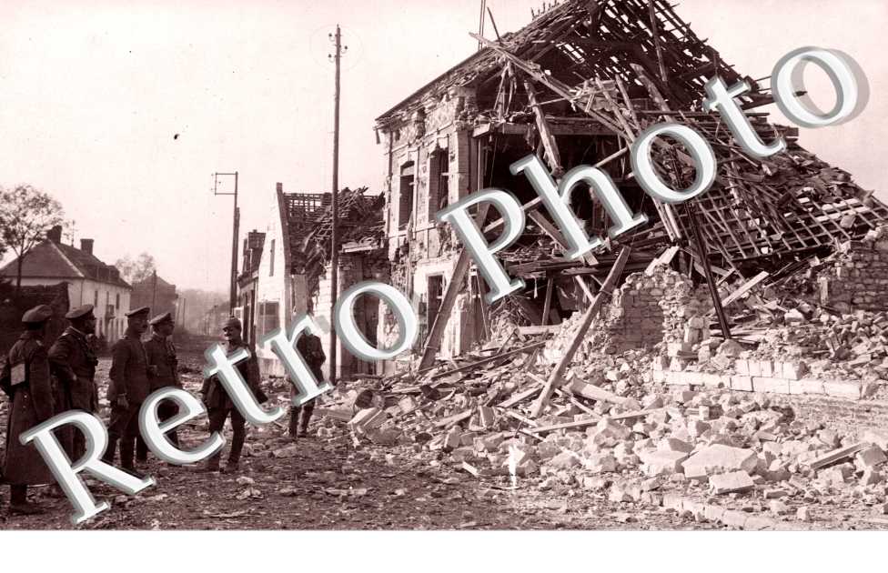 Maison en ruine et groupe de militaires