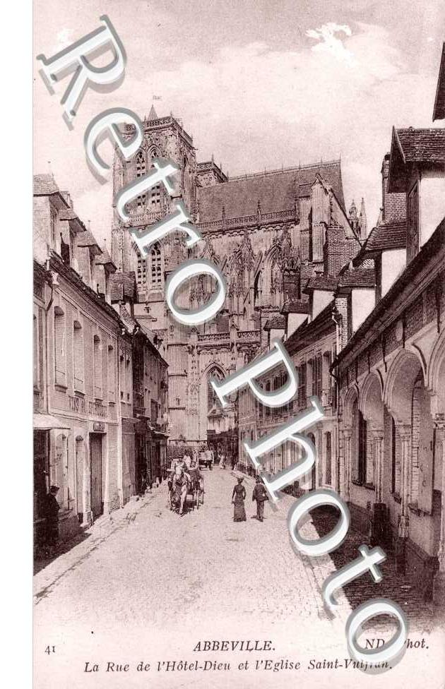 La Rue de l&#039;Hotel Dieu et l&#039;Eglise St Vulfran