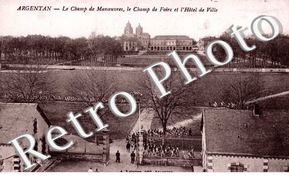 le Champ de Manoeuvres, le Champ de Foire et l'Hotel de Ville