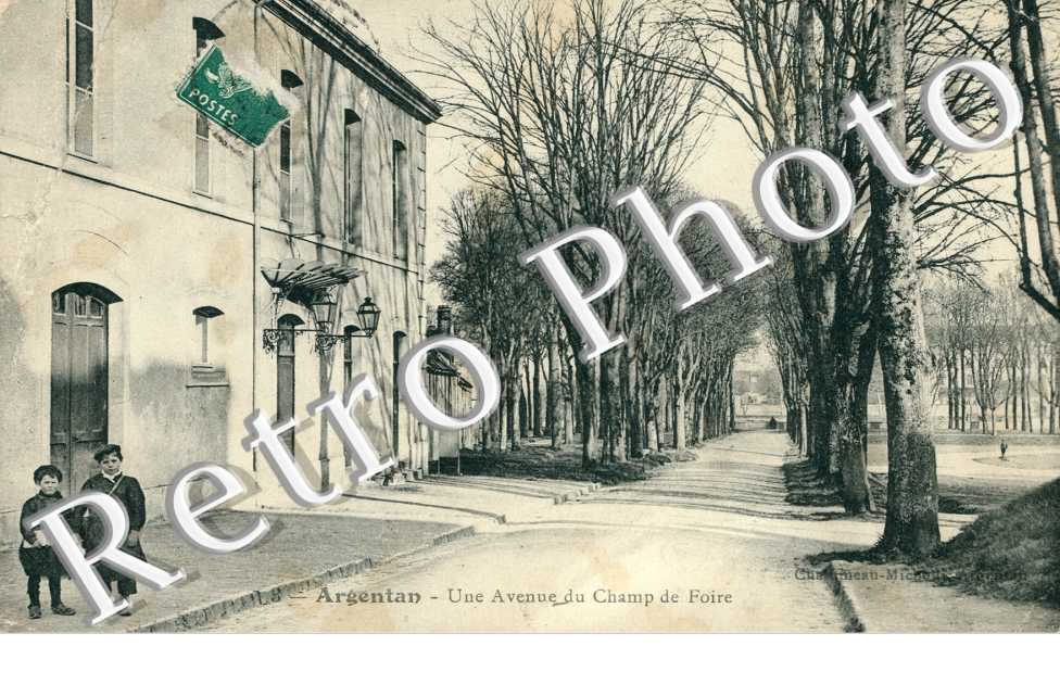 Une Avenue de Champ de Foire