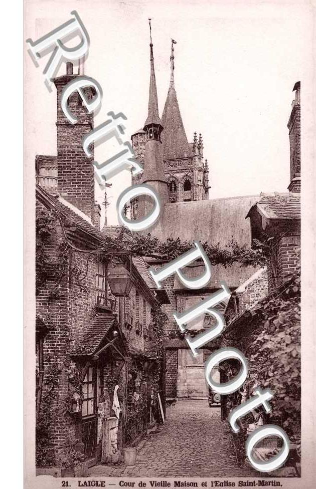 Cour de vieilles maisons a l&#039;Eglise Saint Martin