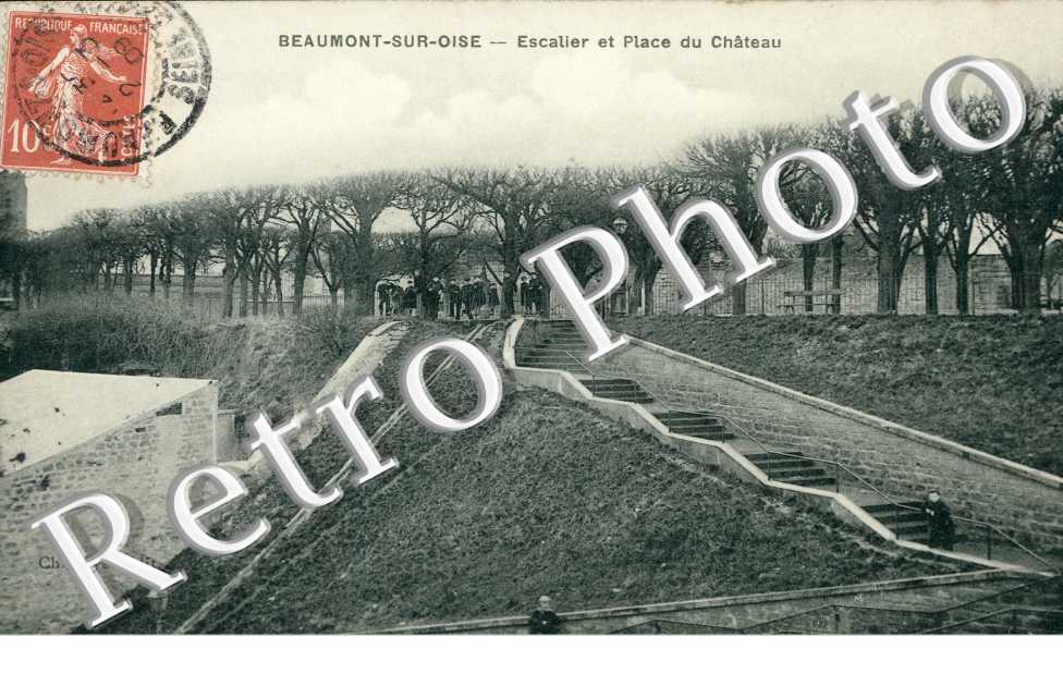 Escalier et Place du Chateau
