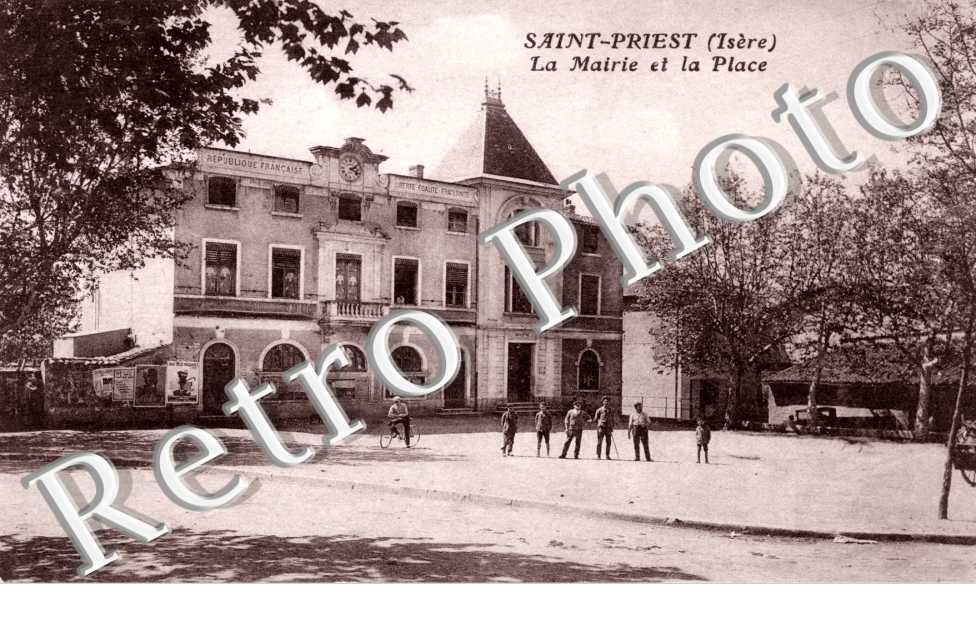 la Mairie et la place