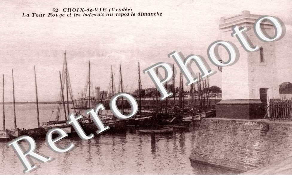 La tour rouge et les bateaux au repos le dimanche