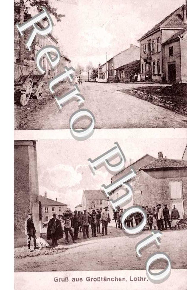 Une Rue et un groupe de personnes pris en photos