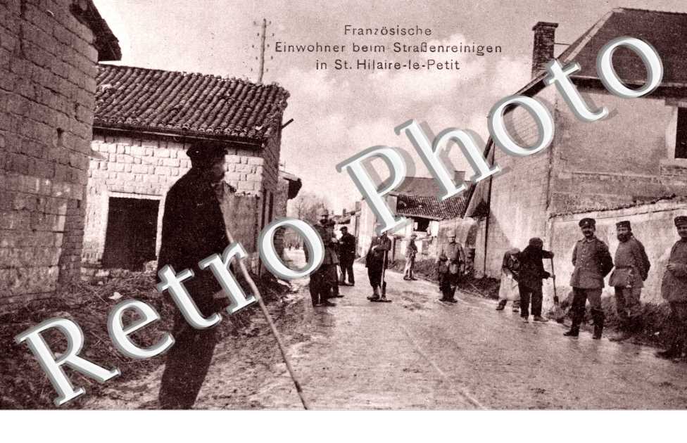 Einwohner beim Strassenreinigen