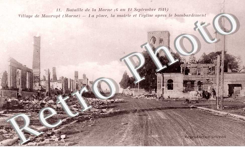 la Place, la mairie et l&#039;eglise apres bombardement