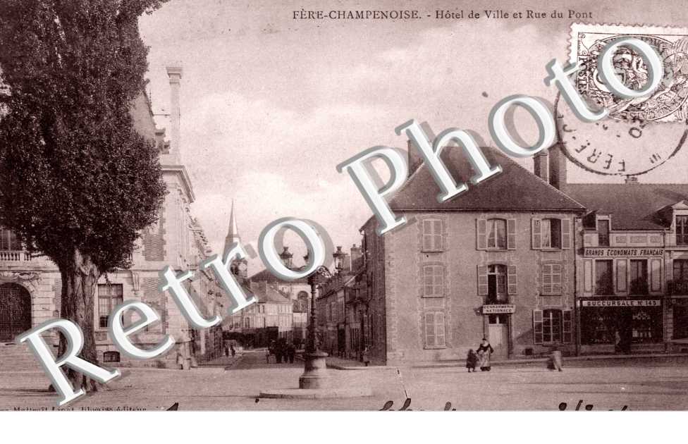 Hôtel de Ville et rue du Pont