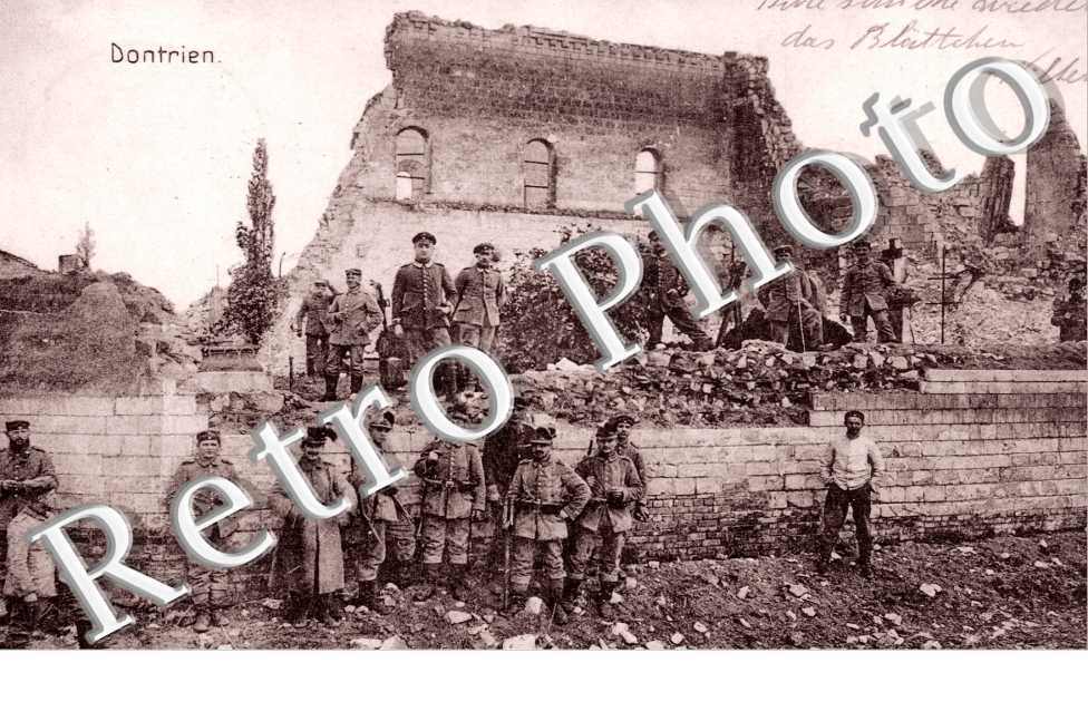 des hommes en uniformes et des ruines