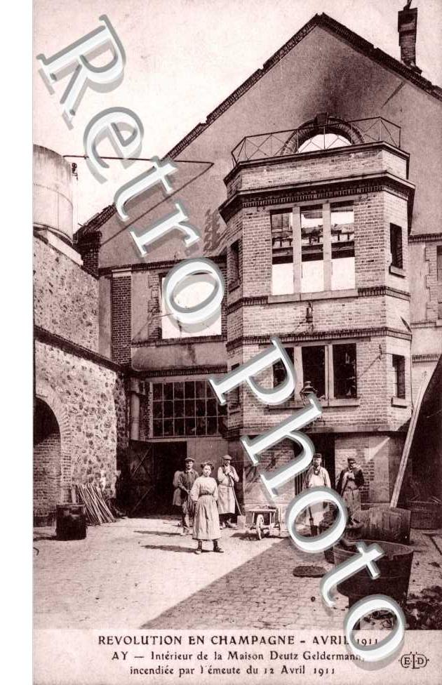 Interieur de la Maison Deutz Geldermann, incendiee par l'emeute du 12 avril 1911