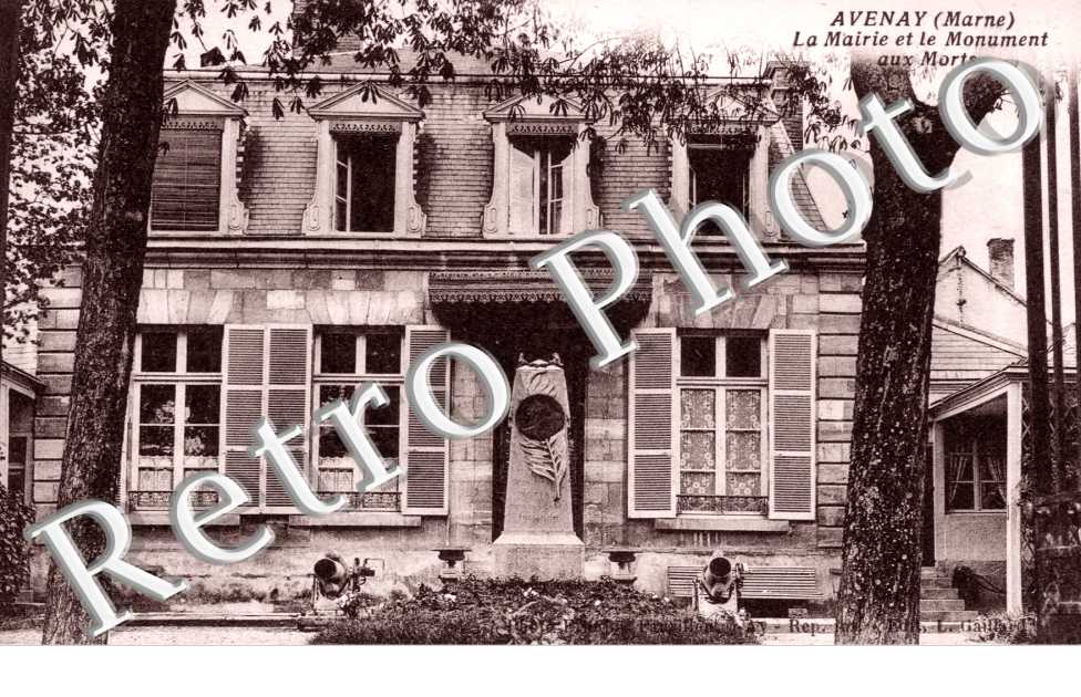 La Mairie et le Monument aux Morts