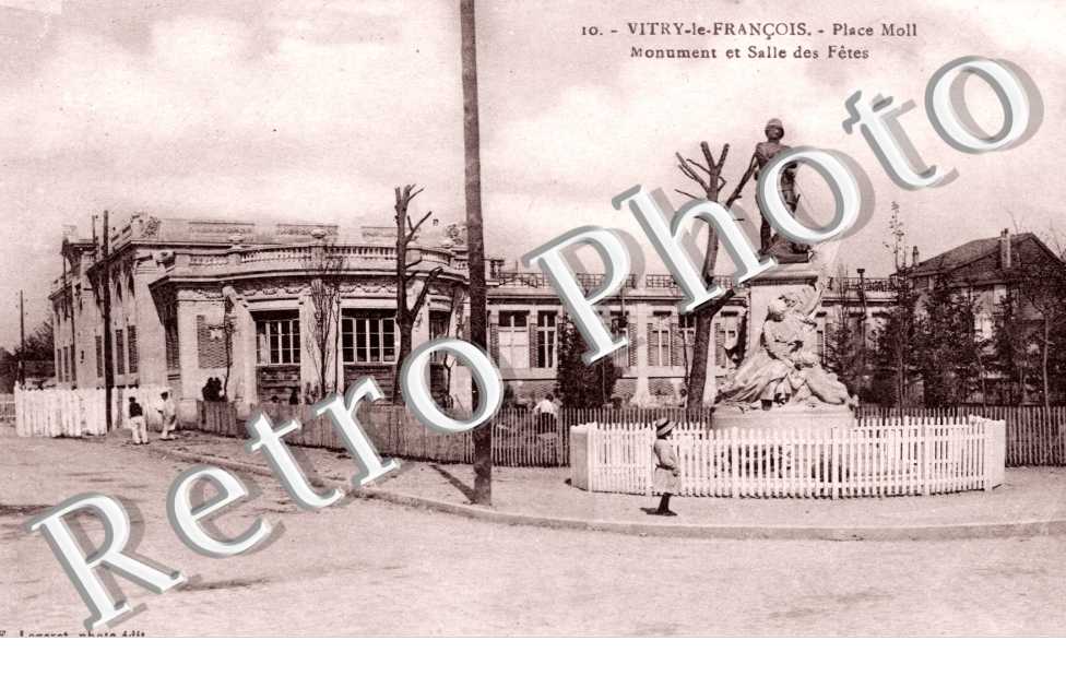 place Moll et Salle des Fetes