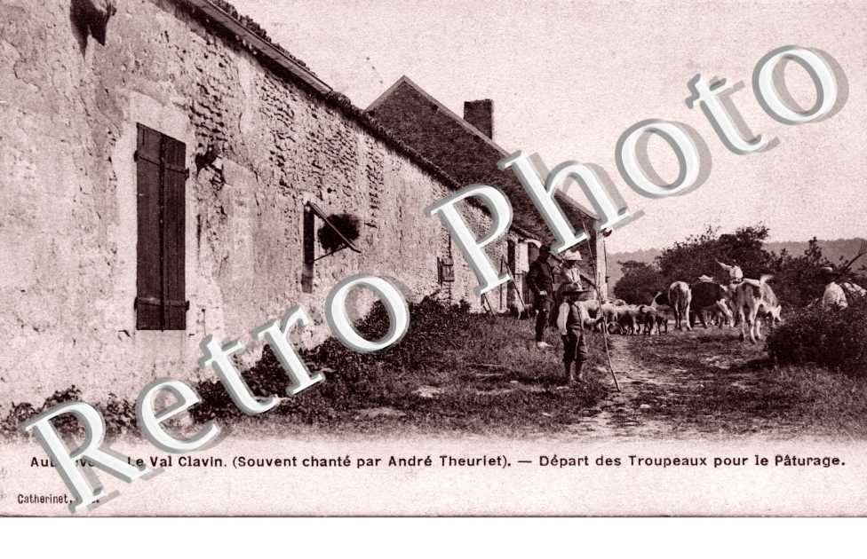 le Val Clavin, depart des troupeaux pour le paturage