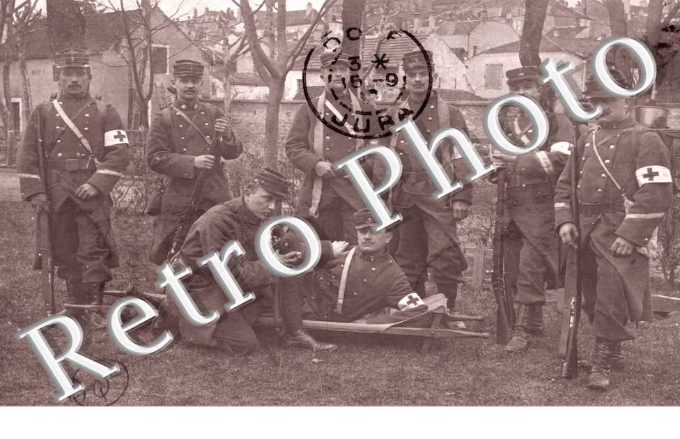 (Un groupe de Militaires Infirmiers)