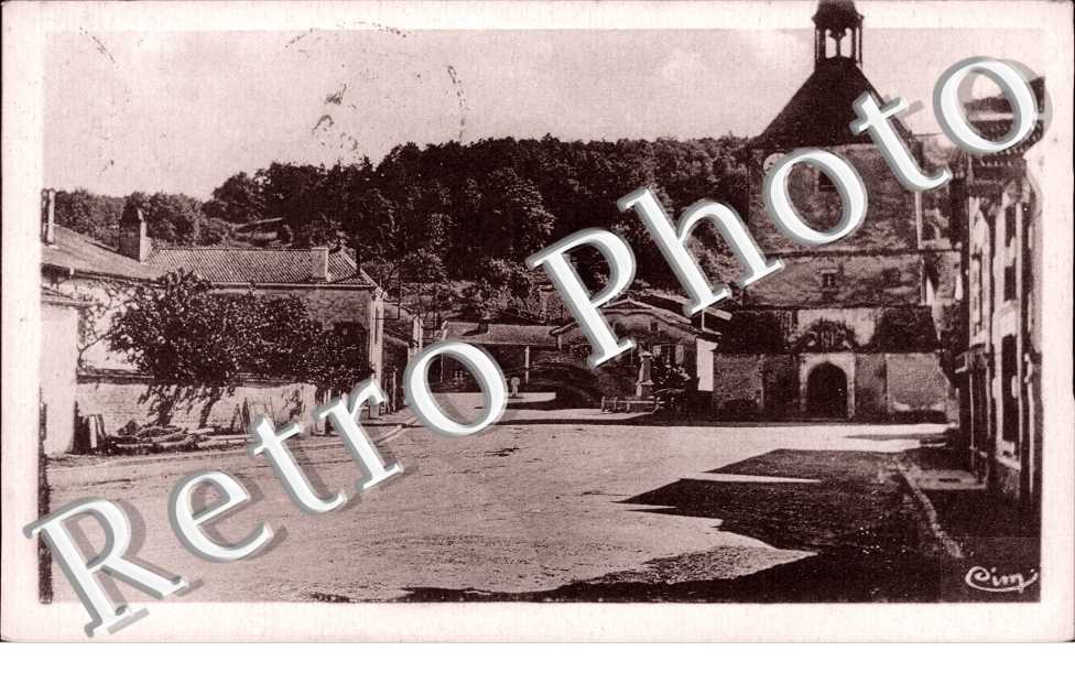 la place, le monument et l&#039; eglise