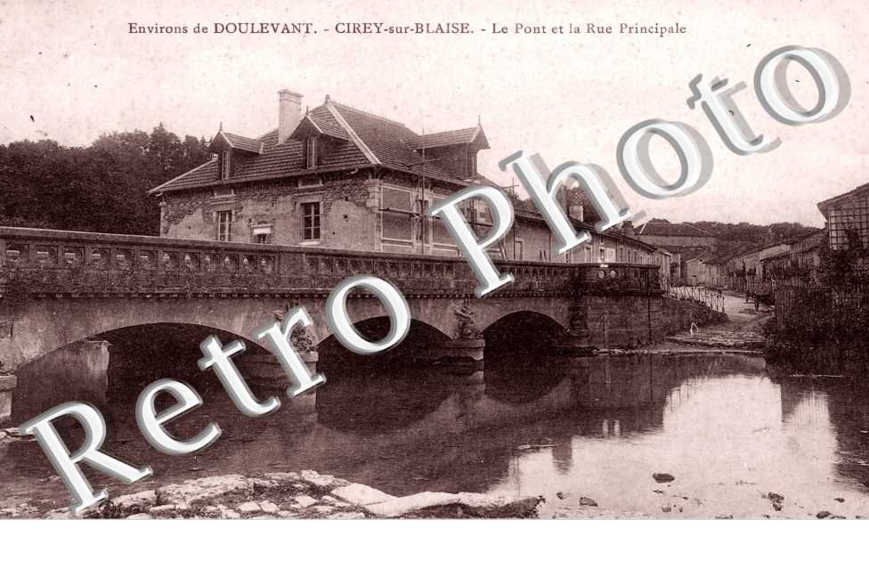 Pont et rue principale