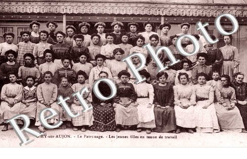 le patronage - les jeunes filles en tenue de travail