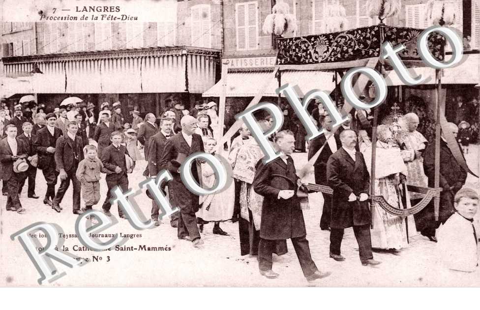 procession de la fete Dieu -retour a la cathedrale St Mammes