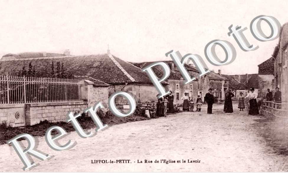 la rue de l&#039;eglise et le lavoir