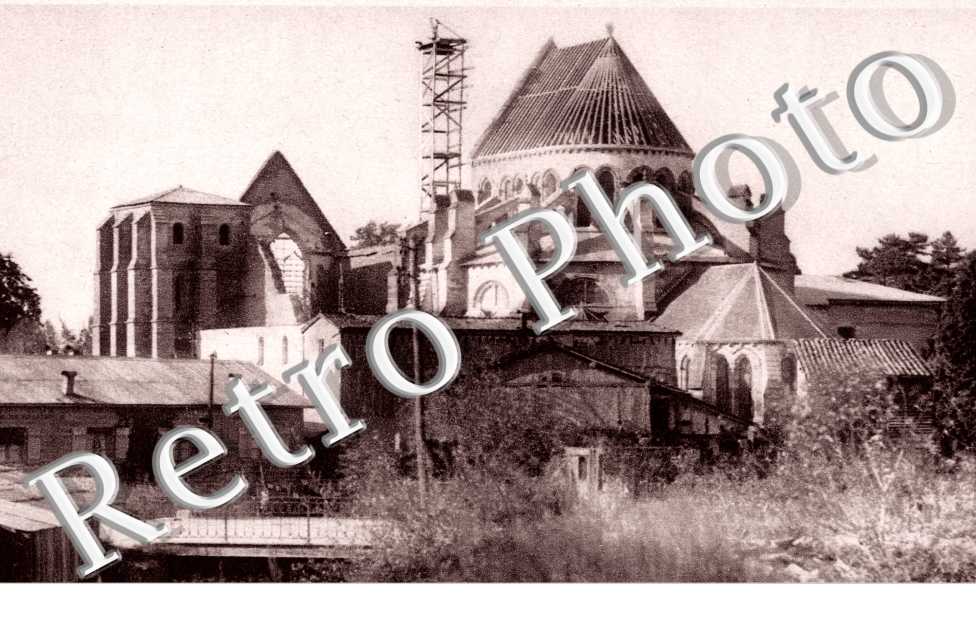 la Reconstruction de l'Eglise en partie detruire en juin  1940