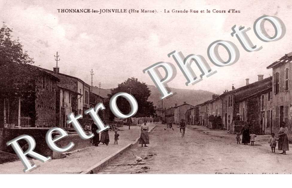 La grande rue et le cours d&#039;eau