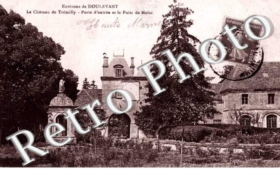 le chateau de Tremilly, porte d&#039;entree et le puits de Moise
